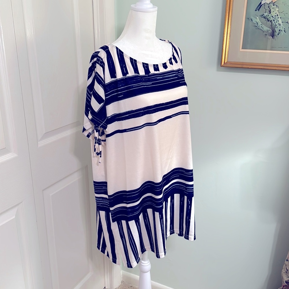 Size XL Susan Betro blue and white knit tunic
